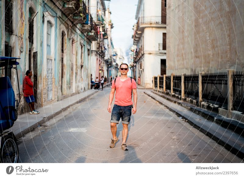 Mann geht in den Straßen Havannas spazieren Kuba Insel Sozialismus Ferien & Urlaub & Reisen Reisefotografie Ausflug Sightseeing Sonnenuntergang Gasse Stadt