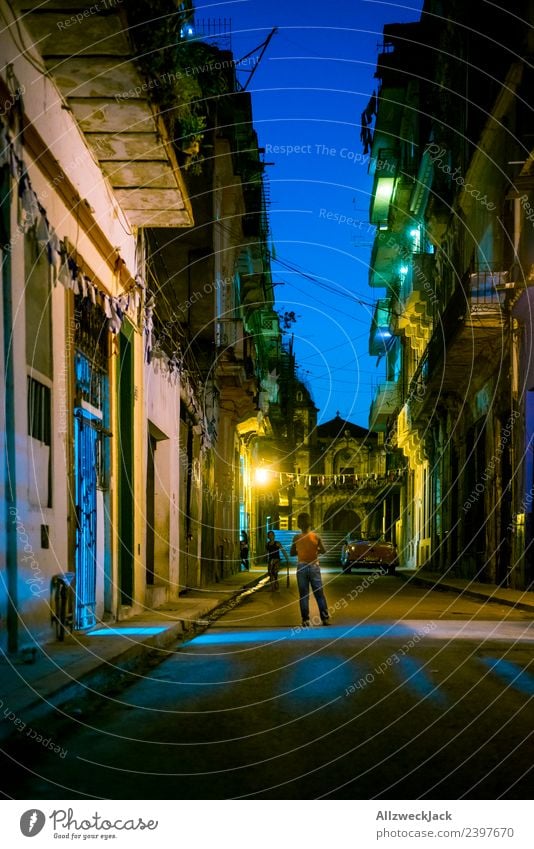 eine dunkle Straße nachts in Havanna Kuba Nachtaufnahme Langzeitbelichtung Haus Architektur dunkel erleuchtet Licht beleuchtet Urlaub Reisefotografie Fernweh