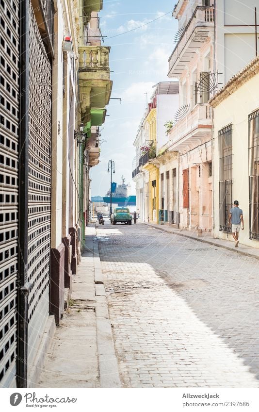 hübsche bunte Gasse in Havanna mit Blick auf den Hafen Kuba Insel Ferien & Urlaub & Reisen Reisefotografie Ausflug Sightseeing Straße Stadt Blauer Himmel