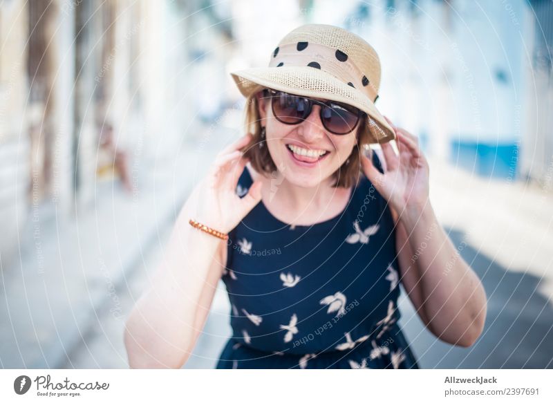 Portrait von Frau mit blauem Kleid, Sonnenbrille und Hut Kuba Havanna Insel Ferien & Urlaub & Reisen Reisefotografie Ausflug Sightseeing Gasse Straße Stadt