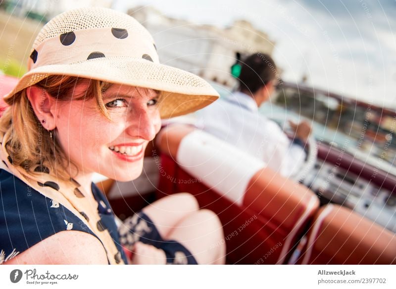 Frau mit blauem Kleid und Hut im Oldtimer Kuba Havanna Insel Ferien & Urlaub & Reisen Reisefotografie Ausflug Sightseeing fahren Ausfahrt Rücksitz Straße Stadt