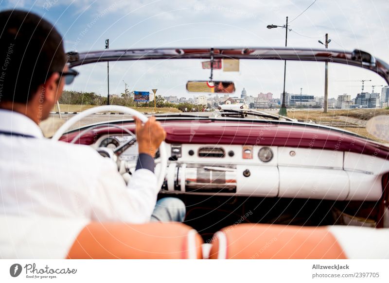 Blick auf die Straße vom Rücksitz aus einem Oldtimer Kuba Havanna Insel Ferien & Urlaub & Reisen Reisefotografie Ausflug Sightseeing fahren Ausfahrt Stadt
