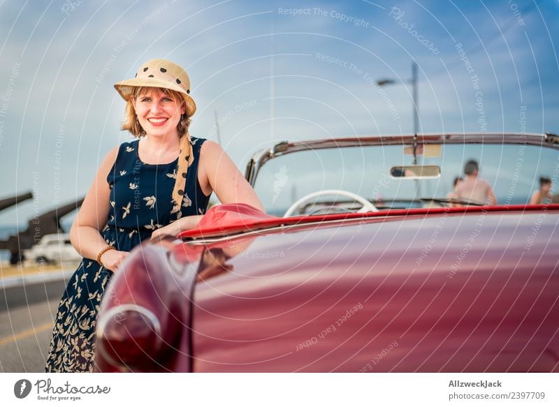 Portrait von Frau mit Kleid, Sonnenbrille und Hut am Oldtimer Kuba Havanna Insel Ferien & Urlaub & Reisen Reisefotografie Ausflug Sightseeing Porträt