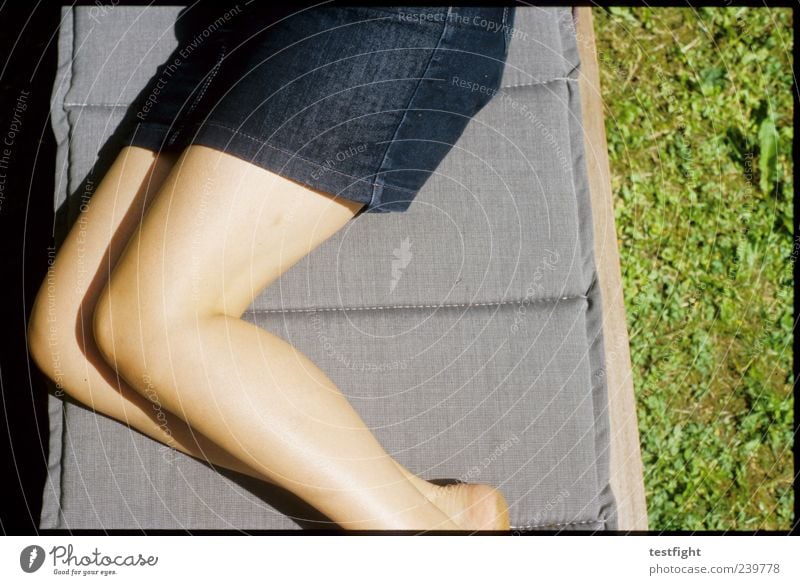 liegen Wohlgefühl Erholung ruhig Mensch feminin Frau Erwachsene Beine 1 Gras Rock Warmherzigkeit bequem Zufriedenheit Liege Sonnenbad Farbfoto Detailaufnahme