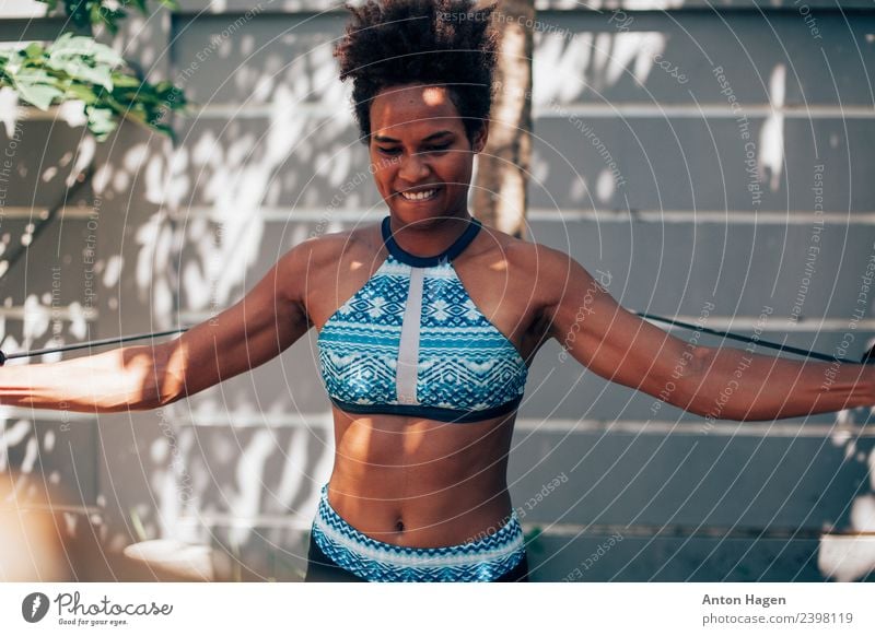 Junge melanesische Frau beim Sport Lifestyle sportlich Fitness Freizeit & Hobby Sport-Training Leichtathletik maskulin feminin Junge Frau Jugendliche 1 Mensch