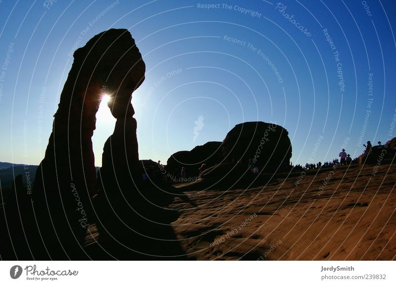 Der zarte Bogen bei Sonnenuntergang Landschaft Erde Wolkenloser Himmel Sonnenaufgang Sonnenlicht Felsen Wüste Delicate Arch Arches National Park Stein entdecken