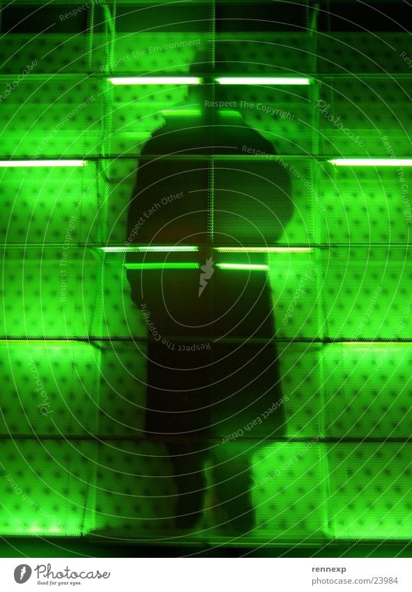 Der Schwarze Mann schwarz grün Gitter Neonlicht groß Macht gefangen Fassade Haftstrafe Nachtaufnahme Silhouette Hefe Krimineller seltsam geheimnisvoll Agent