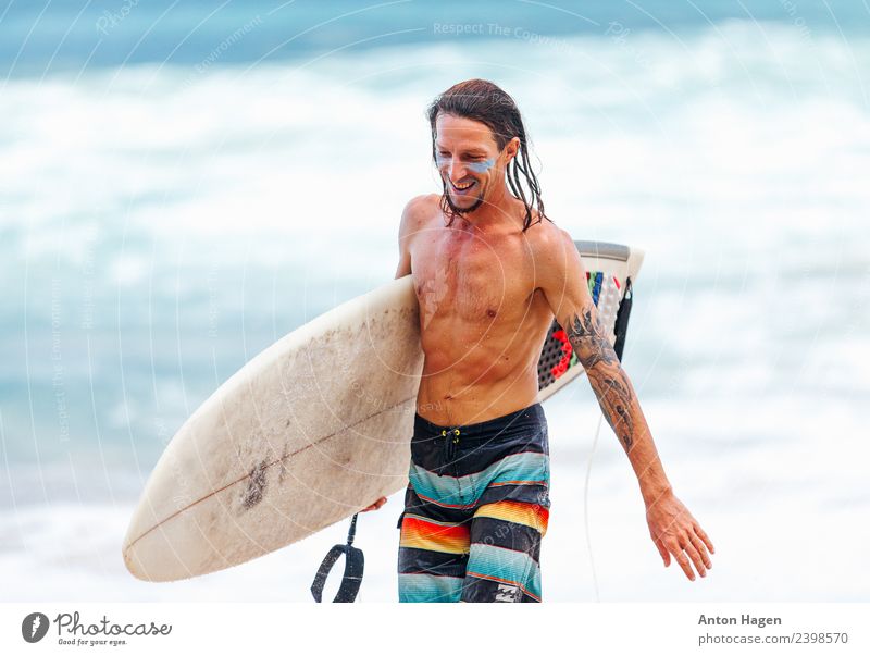 Der Surferjunge kommt aus dem Wasser. maskulin Brust 1 Mensch 30-45 Jahre Erwachsene Ferien & Urlaub & Reisen Kraft Stimmung Surfen Surfbrett winken Strand Meer