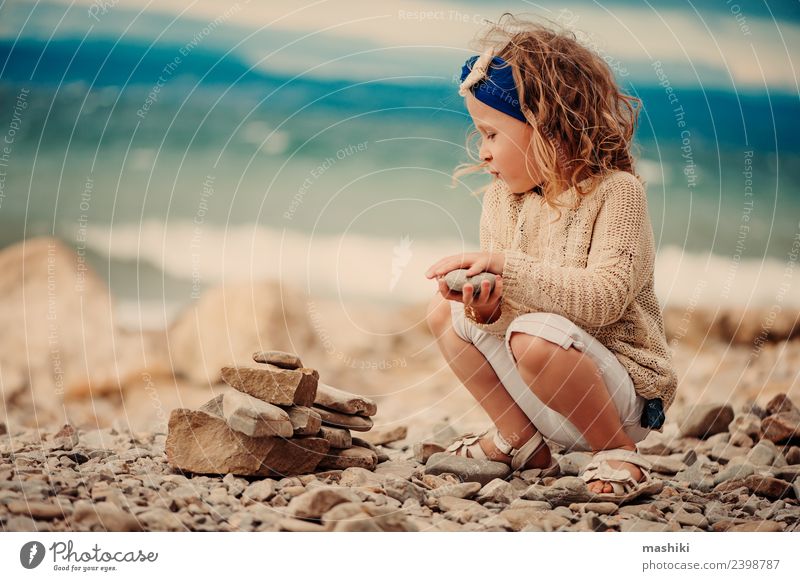 Kind Mädchen spielt mit Steinen am Strand Lifestyle Freizeit & Hobby Ferien & Urlaub & Reisen Sommer Sommerurlaub Sonne Meer 3-8 Jahre Kindheit genießen Spielen