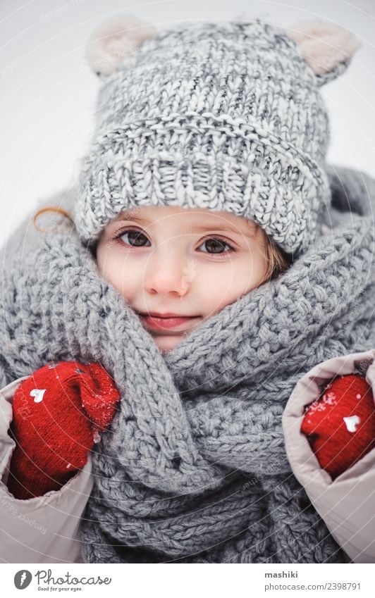 süßes Babymädchen im Strickschal spazieren gehen im Winter Stil Freude Glück schön Spielen stricken Schnee Kind Kindheit Wetter Wald Mode Mantel Schal Hut