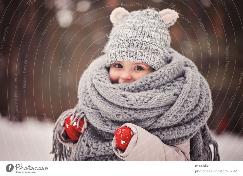 Baby Mädchen beim Spaziergang im Winterwald Stil Freude Glück schön Spielen stricken Schnee Kind Kindheit Wetter Wald Mode Mantel Schal Hut Lächeln klein