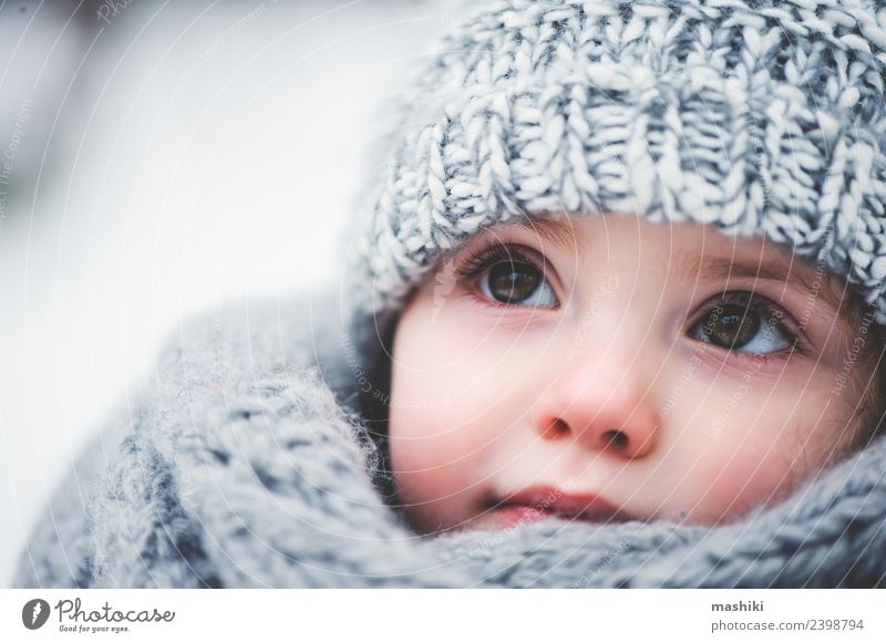 Baby Mädchen im gestrickten Schal wandern im Winterwald Stil Freude Glück schön Spielen stricken Schnee Kind Kindheit Wetter Wald Mode Mantel Hut Lächeln klein