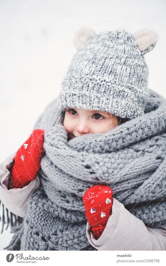 süßes Babymädchen im Strickschal spazieren gehen im Winter Lifestyle Freude Ferien & Urlaub & Reisen Schnee Kind Kleinkind Kindheit Wetter Wald Mode Mantel