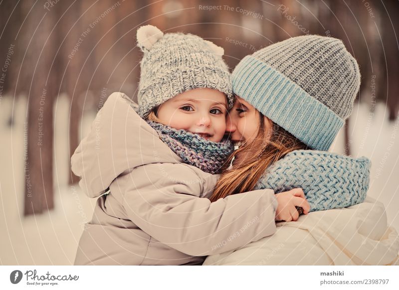 Mutter geht mit Tochter im Winter spazieren Lifestyle Freude schön Spielen Ferien & Urlaub & Reisen Schnee Kind Baby Kleinkind Frau Erwachsene Kindheit Wetter