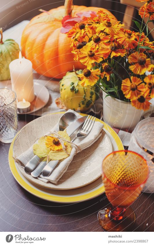 herbstliche traditionelle saisonale Tischkultur zu Hause Abendessen Teller Besteck Dekoration & Verzierung Restaurant Feste & Feiern Erntedankfest Halloween