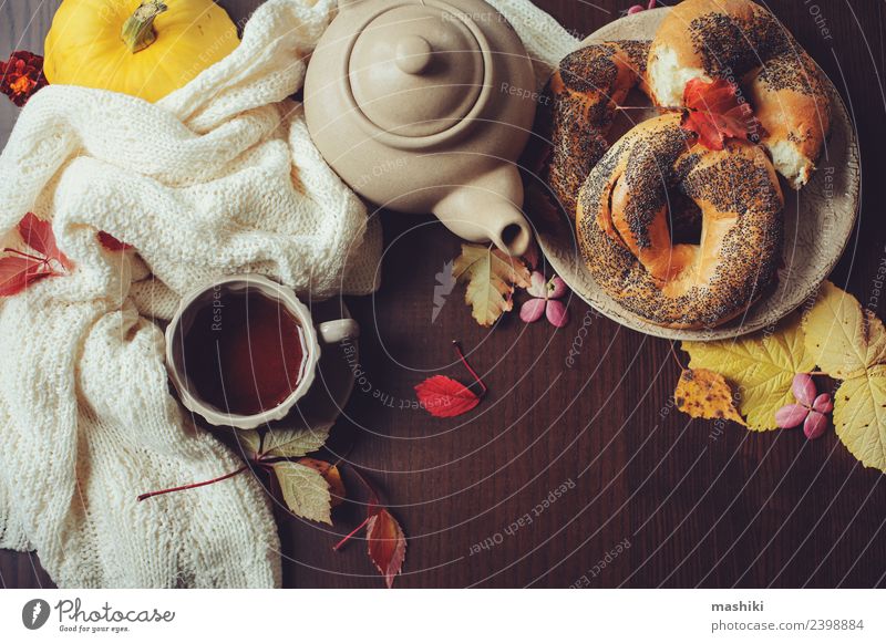 Draufsicht auf das gemütliche Herbstfrühstück auf dem Tisch Frühstück Getränk Tee Topf Lifestyle Dekoration & Verzierung Blatt Pullover Geborgenheit bequem