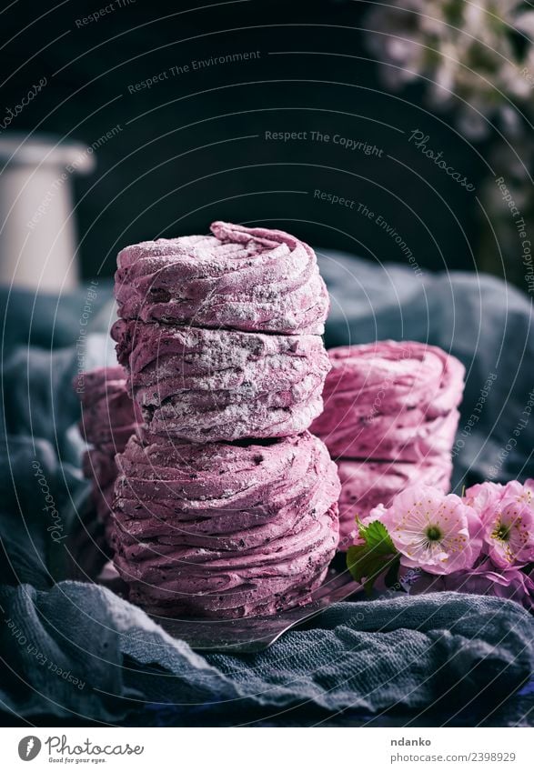 Marshmallows mit schwarzen Johannisbeeren Dessert Süßwaren natürlich oben weich grau rosa Mousse Serviette luftig Hintergrund Kuchen Konfekt kochen & garen