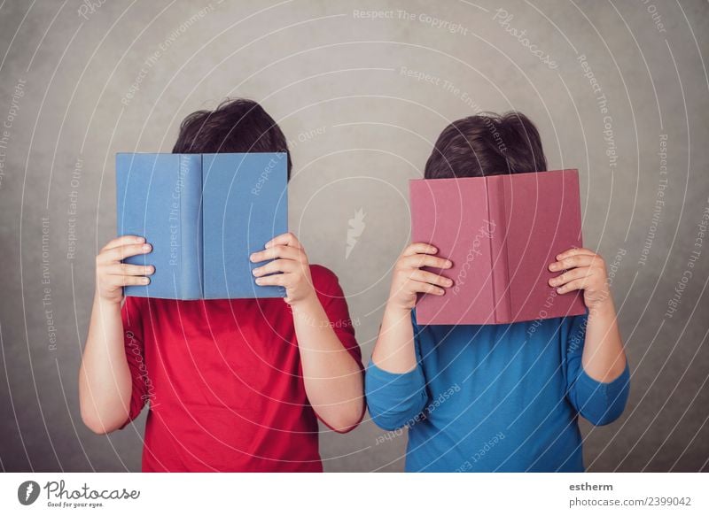 Kinder beim Lesen eines Buches auf grauem Hintergrund Lifestyle Freude lesen Abenteuer Bildung Schule lernen Schüler Mensch maskulin Kleinkind Geschwister