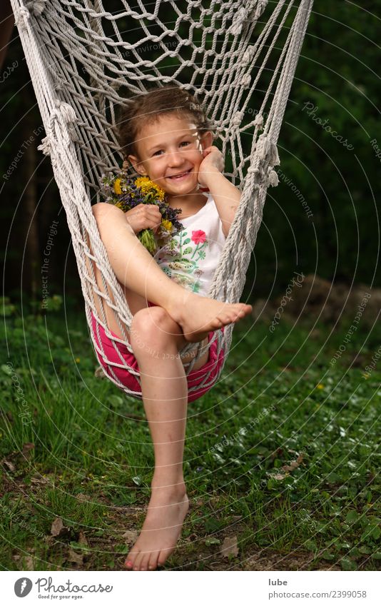 Hängematte Wellness harmonisch Wohlgefühl Zufriedenheit Erholung ruhig Mädchen 1 Mensch 3-8 Jahre Kind Kindheit Frühling Garten Park hängen Farbfoto