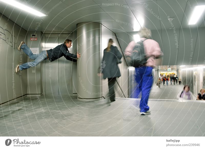 rush hour Mensch 1 Tunnel Verkehr Verkehrswege Personenverkehr Fußgänger Unterführung Stahl U-Bahn Farbfoto Innenaufnahme Kunstlicht außergewöhnlich