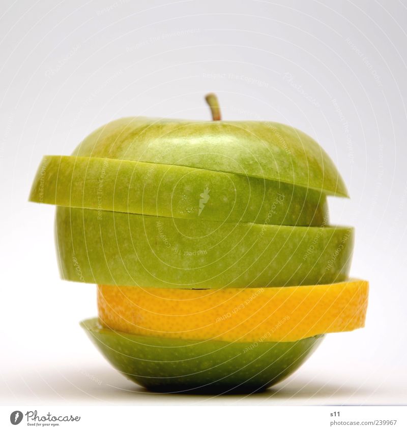 Vitaminbombe II Farbfoto Menschenleer Freisteller Hintergrund neutral Kunstlicht Blitzlichtaufnahme Licht Kontrast hell Apfel Ernährung Lebensmittel Bioprodukte
