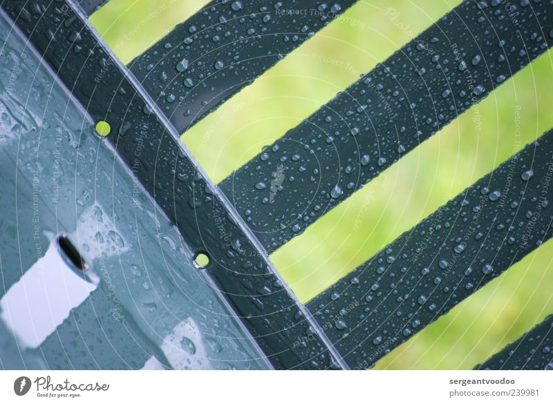 Arch Stantons verregnete Gartenmöbel Gartenstuhl Wasser Wassertropfen Wetter Regen Kunststoff Linie Streifen Tropfen Flüssigkeit nass Stimmung unbeständig