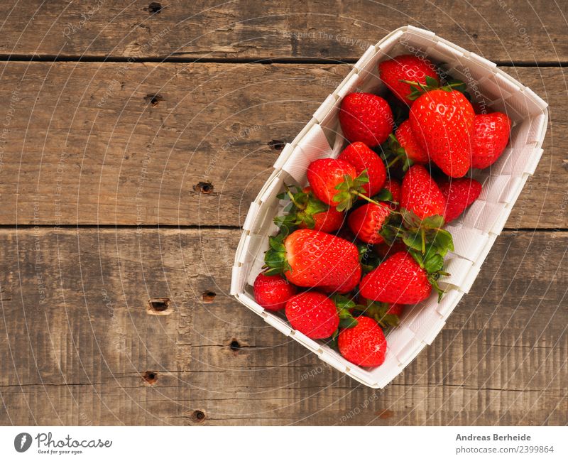 Frische Erdbeeren, Bioprodukte, Erdbeersaison Frucht Dessert Vegetarische Ernährung Diät Gesunde Ernährung Sommer Natur lecker süß strawberries red fresh food