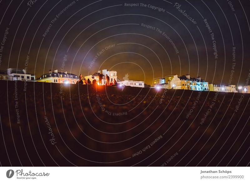 Lagerfeuer am Steinstrand, Brighton, England ästhetisch Hintergrundbild dunkel Licht Nachtstimmung Nachtaufnahme Strukturen & Formen Farbfoto Außenaufnahme