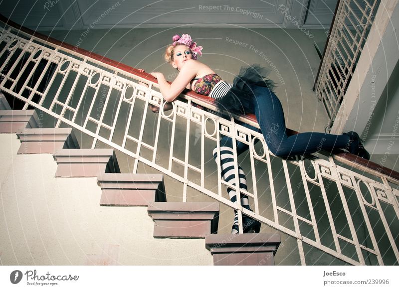 #239996 elegant Stil schön Spielen Frau Erwachsene Architektur Treppe Mode Strümpfe Accessoire blond festhalten trendy einzigartig trashig Freude selbstbewußt