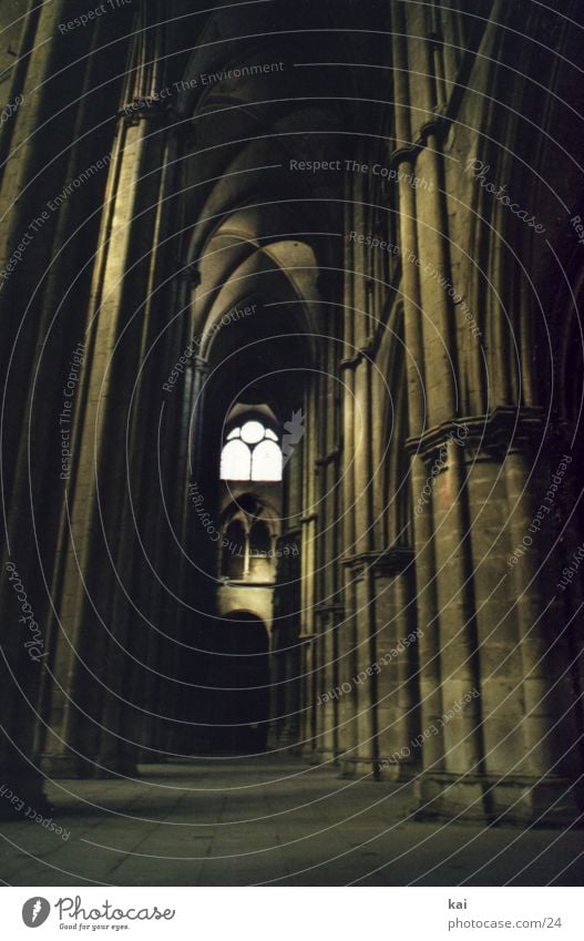 KircheFrankreich Fototechnik Religion & Glaube Dom Kathedrale Säule Säulenkapitell historisch Historische Bauten Hochformat Kirchenfenster erhaben