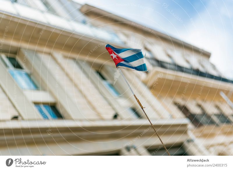 cubanische Fahne im Wind Kuba Havanna Wahrzeichen Sightseeing Politik & Staat Sozialismus Menschenleer Blauer Himmel Wolken Großstadt Ferien & Urlaub & Reisen