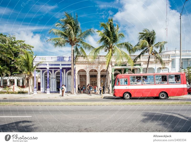 Personennahverkehr auf den Straßen von Cienfuegos Kuba Ferien & Urlaub & Reisen Reisefotografie Stadt Menschenleer Oldtimer Bus parken PKW Sommer Blauer Himmel