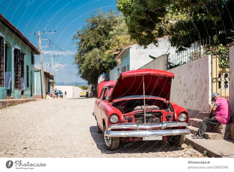 Mann repariert sein Oldtimer am Straßenrand Kuba Trinidad Patriotismus Sozialismus Ferien & Urlaub & Reisen Reisefotografie Fernweh 1 Mensch sitzen