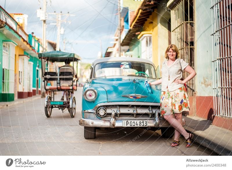 junge Frau posiert am Oldtimer in Trinidad Kuba Patriotismus Sozialismus Ferien & Urlaub & Reisen Reisefotografie Fernweh 1 Mensch Junge Frau stehen