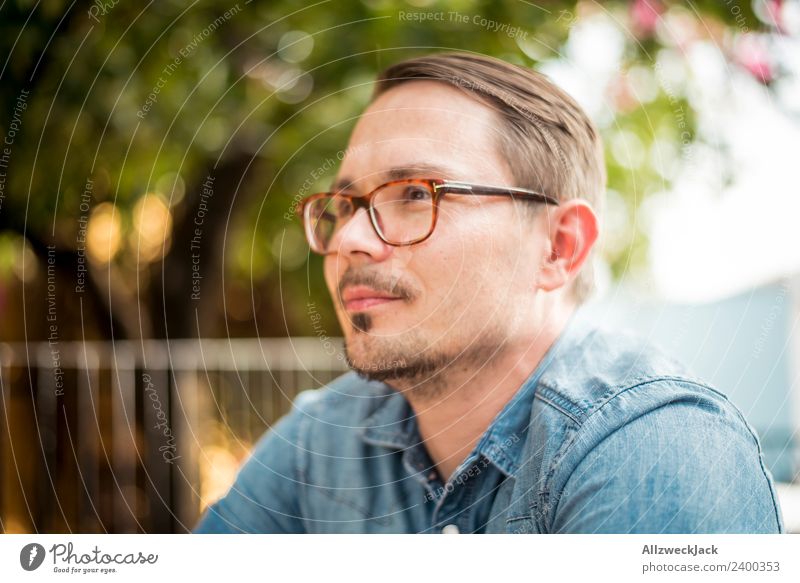 Portrait junger Mann mit Brille Tag Außenaufnahme Porträt 1 Mensch Junger Mann Brillenträger Bart Oberlippenbart Kurzhaarschnitt Blick nach vorn positiv