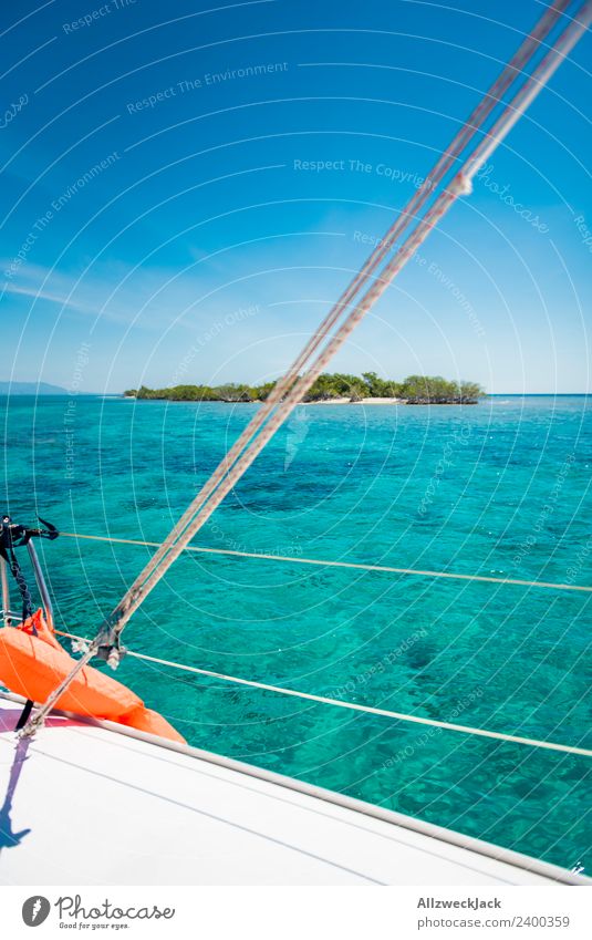 Blick vom Boot auf eine kleine Insel in der Karibik Tag Menschenleer Paradies Klarheit traumhaft Wasser Meer Segeln Segelboot maritim Blauer Himmel