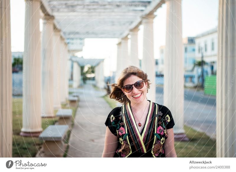 Junge Frau mit Kleid und Sonnenbrille zwischen Säulen Kuba Havanna Insel Ferien & Urlaub & Reisen Reisefotografie Sonnenuntergang Sommer Schönes Wetter Brise