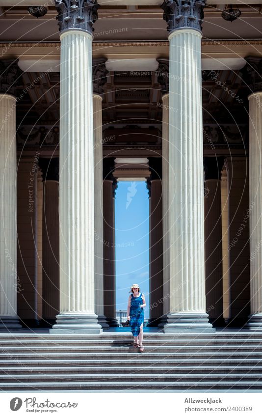 Junge Frau mit Kleid und Hut zwischen Säulen Kuba Havanna Insel Studium Treppe Ferien & Urlaub & Reisen Reisefotografie Sommer Schönes Wetter Wolkenloser Himmel