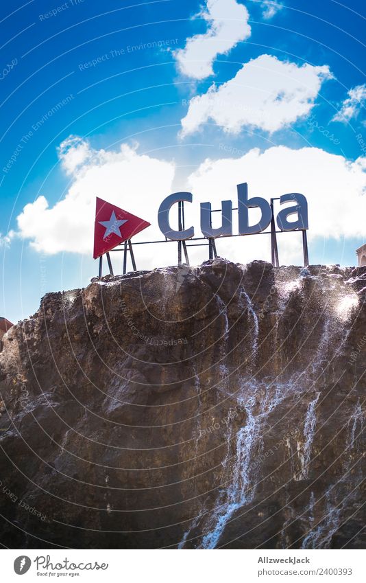 Cuba Schriftzug in Havana Kuba Havanna Schönes Wetter Wolken Sommer Sonne Buchstaben Schriftzeichen Typographie Felsen Wasser Reisefotografie