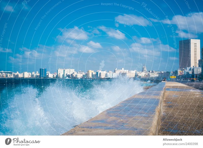 Skyline und Gischt am Malecon in Havanna Tag Sommer Blauer Himmel Kuba El Malecón Meer Wasser Wellen Promenade Küste Haus Wolken Ferien & Urlaub & Reisen