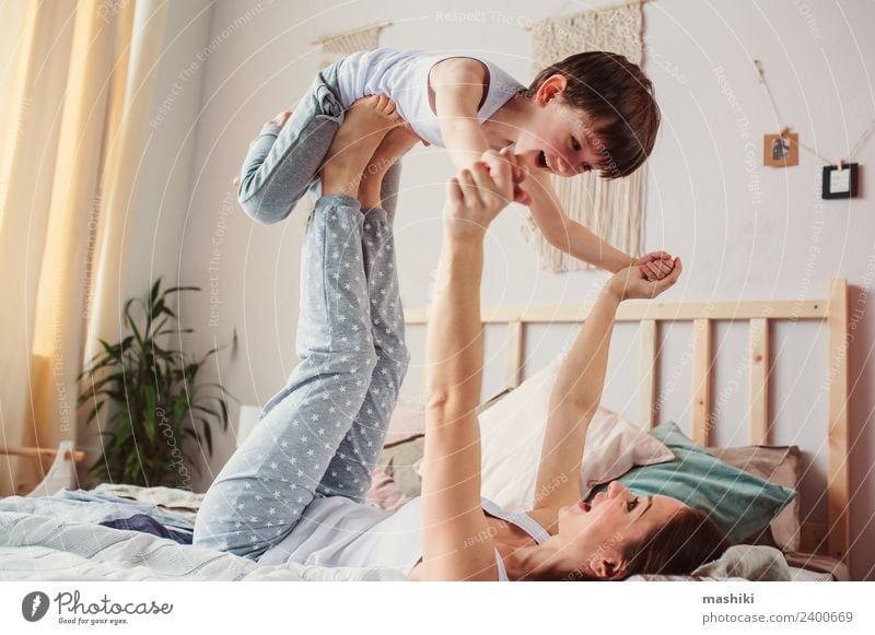 glückliche Mutter und Kind Sohn täuschend Lifestyle Freude Leben Erholung Schlafzimmer Kleinkind Junge Eltern Erwachsene Familie & Verwandtschaft Kindheit