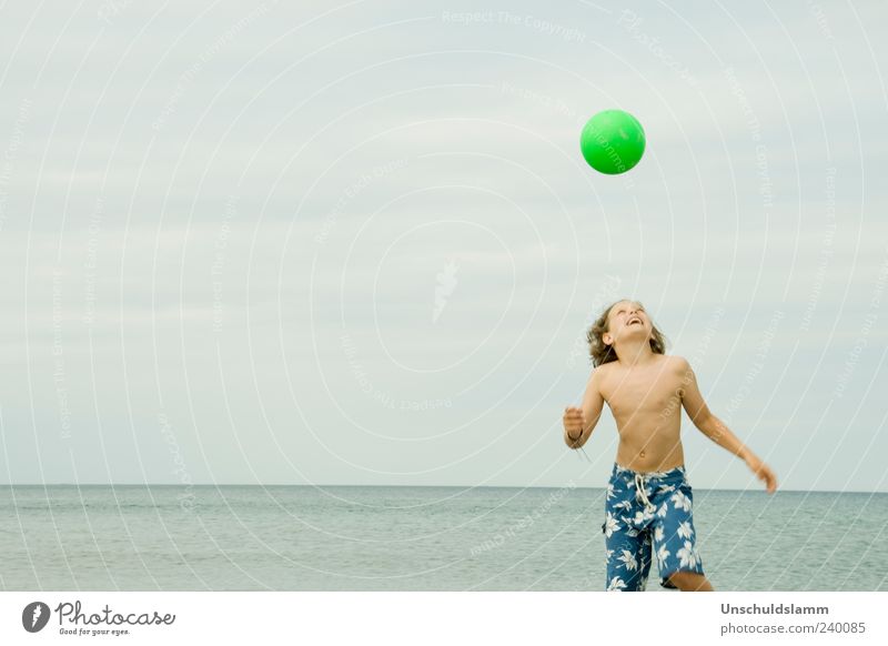 Lieblingssport Ferien & Urlaub & Reisen Sommerurlaub Ballsport Fußball Mensch Kind Junge Kindheit Leben 1 8-13 Jahre Strand lachen Fröhlichkeit Glück hell