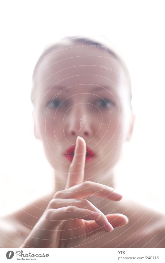 Hush! Mensch feminin Junge Frau Jugendliche Erwachsene Kopf Gesicht Mund Hand Finger 1 18-30 Jahre hell ruhig gestikulieren streng Belehrung dominant Schulter