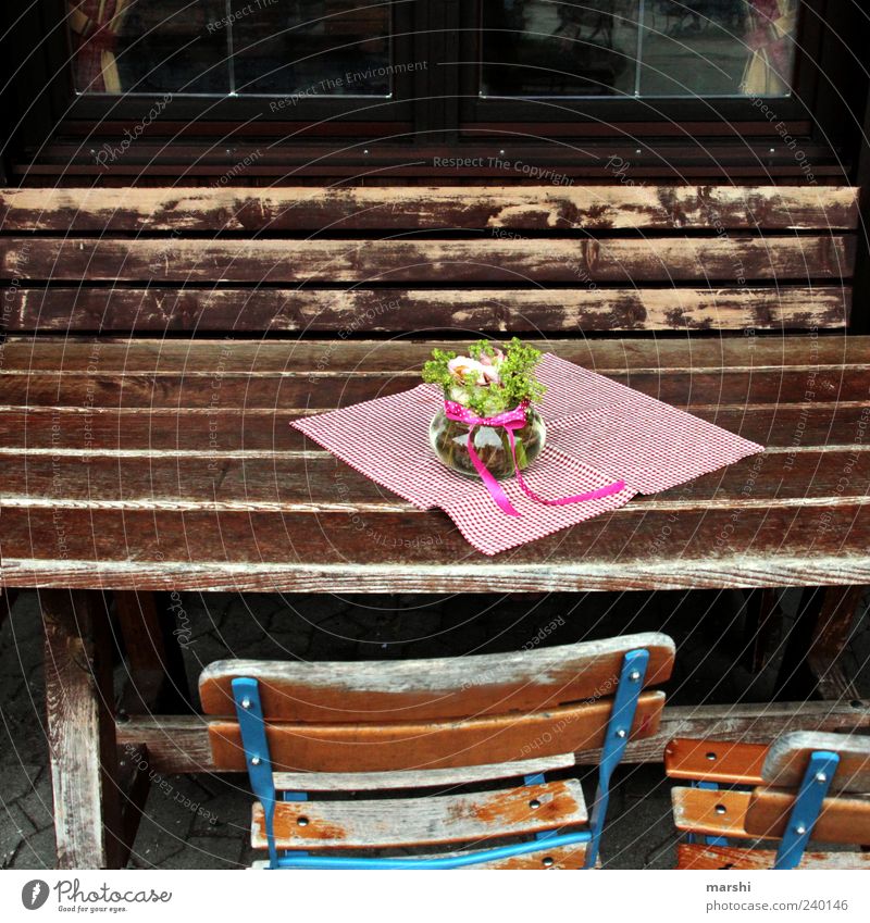 Biergarten Freizeit & Hobby braun Möbel Holz Tisch Stuhl rustikal Blume Vase Erholung Farbfoto Außenaufnahme Dekoration & Verzierung Tischwäsche Menschenleer