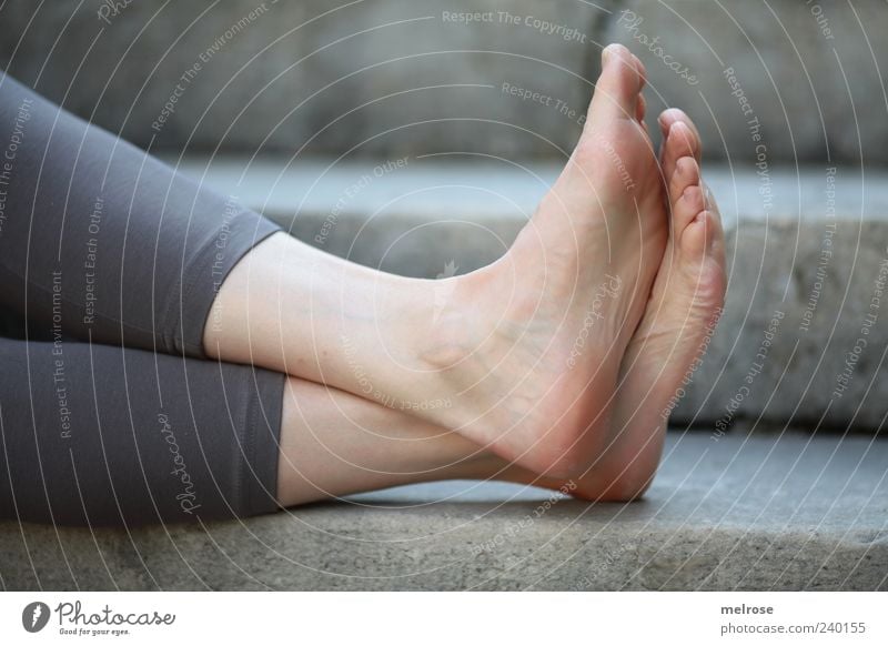 " chillen " Wohlgefühl Erholung ruhig feminin Frau Erwachsene Beine Fuß Fersen 1 Mensch Stein sitzen grau Zufriedenheit Zehen Barfuß Füße hoch Leggings Treppe
