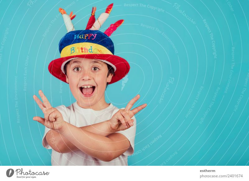 glücklicher Junge mit Geburtstagshut auf blauem Hintergrund Lifestyle Freude Party Veranstaltung Feste & Feiern Jahrmarkt Mensch maskulin Kind Kleinkind
