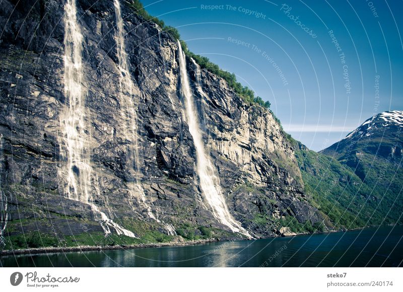 Bergspülung Wasser Wolkenloser Himmel Schneebedeckte Gipfel Fjord Wasserfall blau grau grün Ferien & Urlaub & Reisen Geirangerfjord Norwegen Postkarte Farbfoto