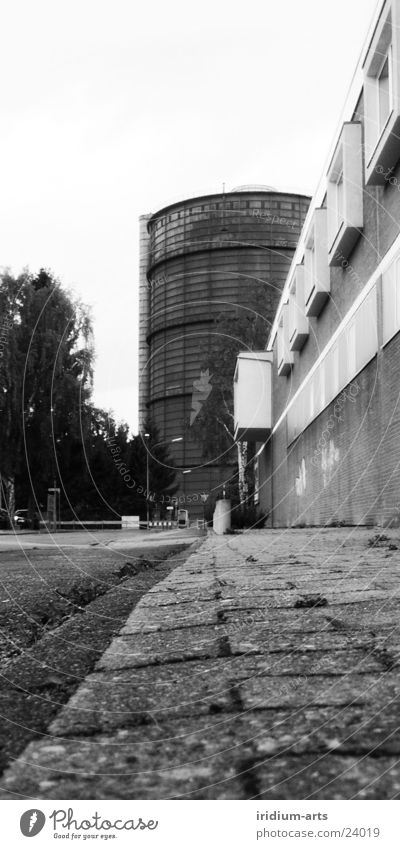 graue_maus__ansichten Stadt Überbelichtung Froschperspektive Hochformat Architektur Turm Schwarzweißfoto