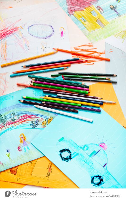 Kreiden, die auf dem Schreibtisch verstreut sind, gefüllt mit bunten Zeichnungen. Lifestyle Freude Glück schön Handarbeit Tisch Bildung Kindergarten Schule