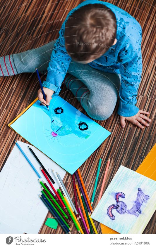 Kleiner Junge zeichnet ein buntes Bild Lifestyle Freude Handarbeit Bildung Kindergarten Schule Handwerk Mensch Familie & Verwandtschaft 3-8 Jahre Kindheit Kunst